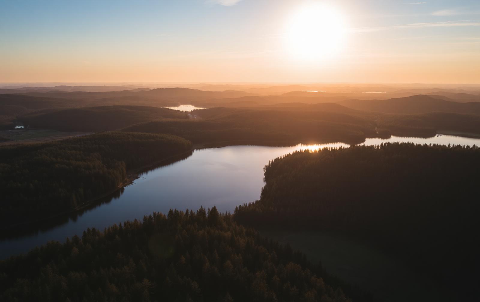 Krajobraz jezior i lasów z lotu ptaka
